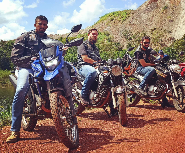 Motocicleta em estrada durante o pôr do sol