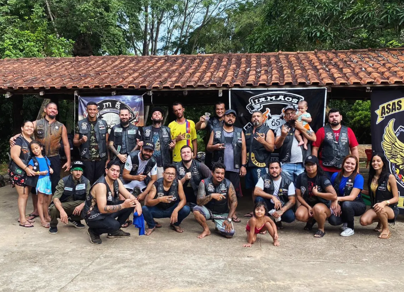 Grupo de motociclistas reunido antes da viagem